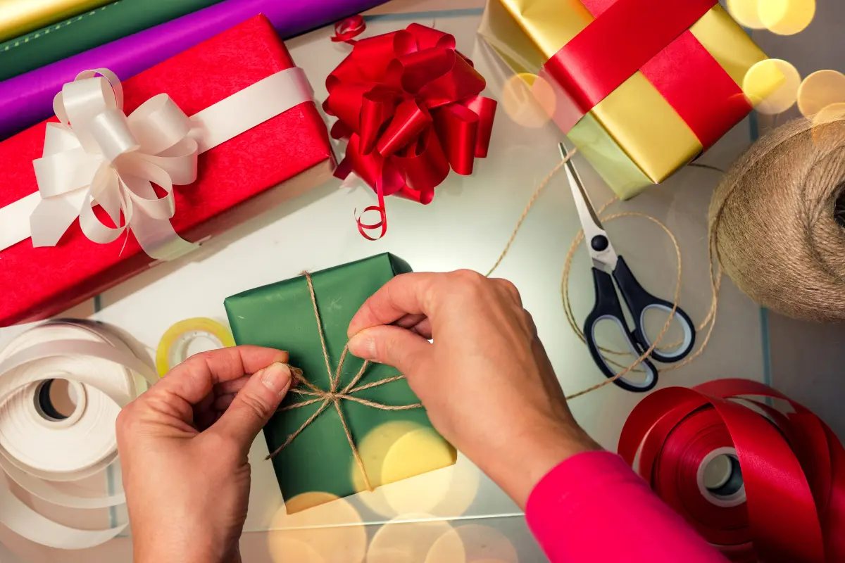DIY Navideño: 5 formas de envolver tus regalos de forma creativa y divertida. Foto: Canva