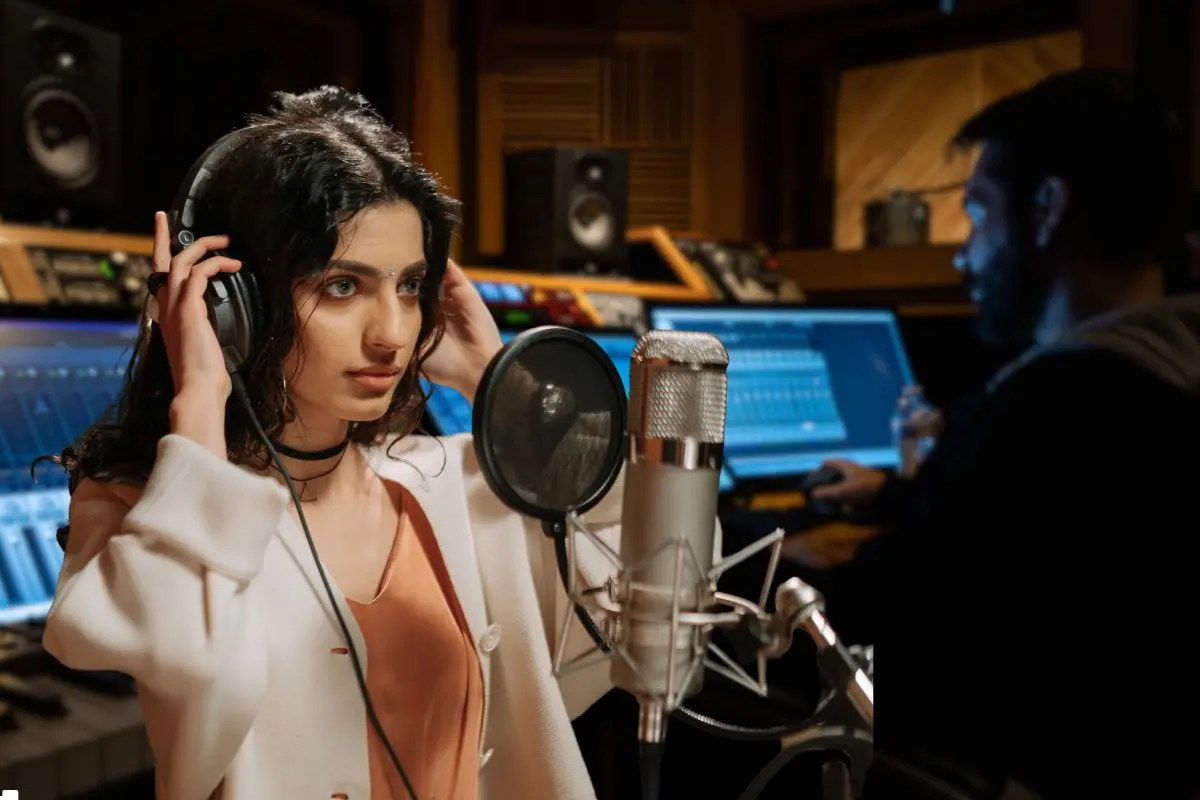 Habrá áreas designadas para proyectos musicales y producción básica de audio. Foto: Biblioteca Canva