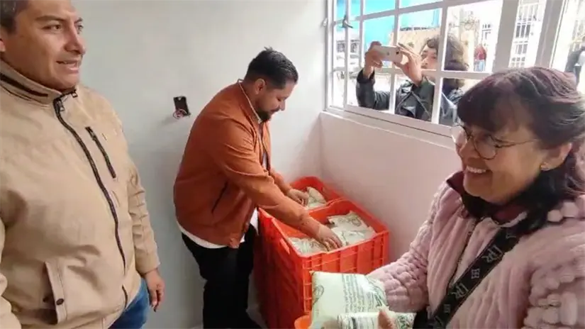 Entrega de bolsas de Leche para el Bienestar en  el Edomex.  Foto: Juan Manuel López