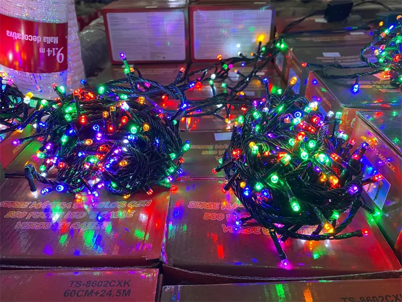imagen recuadro Las diferentes Ferias del Pino 2025 en Nuevo León cuentan con una variedad de luces navideñas con diferentes precios desde los 100 pesos a 500 pesos. Foto: Facebook Feria del Pino Citadel San Nicolás