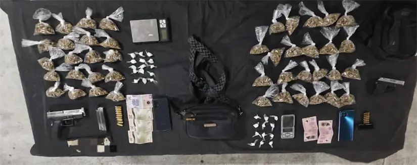 imagen recuadro Las drogas y las armas quedron puestas a disposición de la autoridades correspondientes. Foto: Fuerza Civil