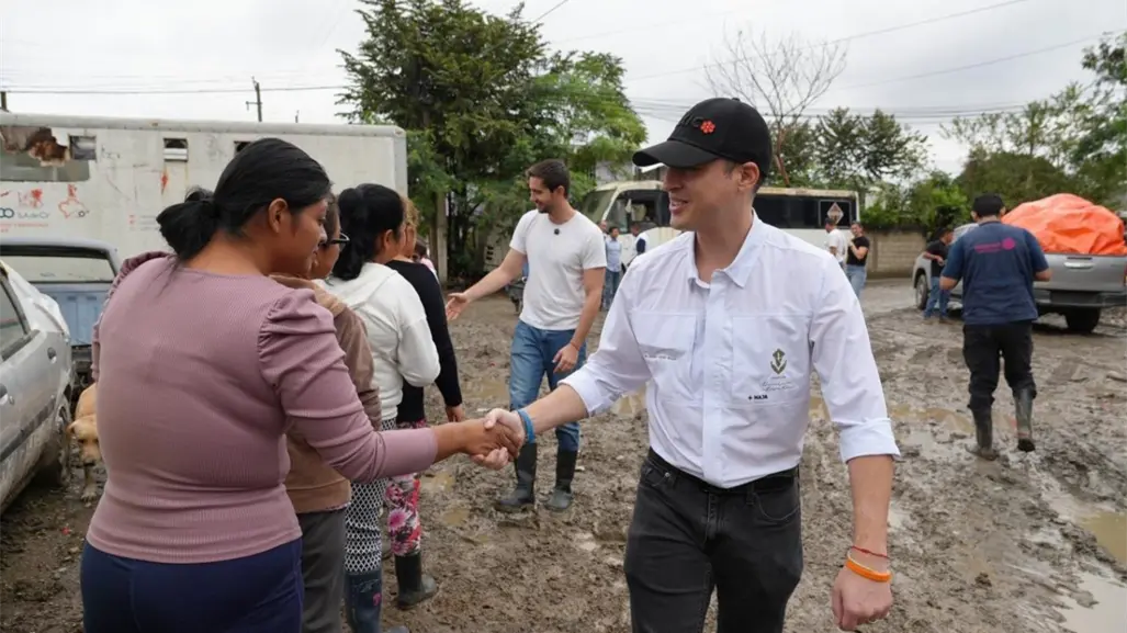 Luis Donaldo Colosio entrega paquetes de apoyo en Poza Rica, Veracruz, con la Fundación Diana Laura