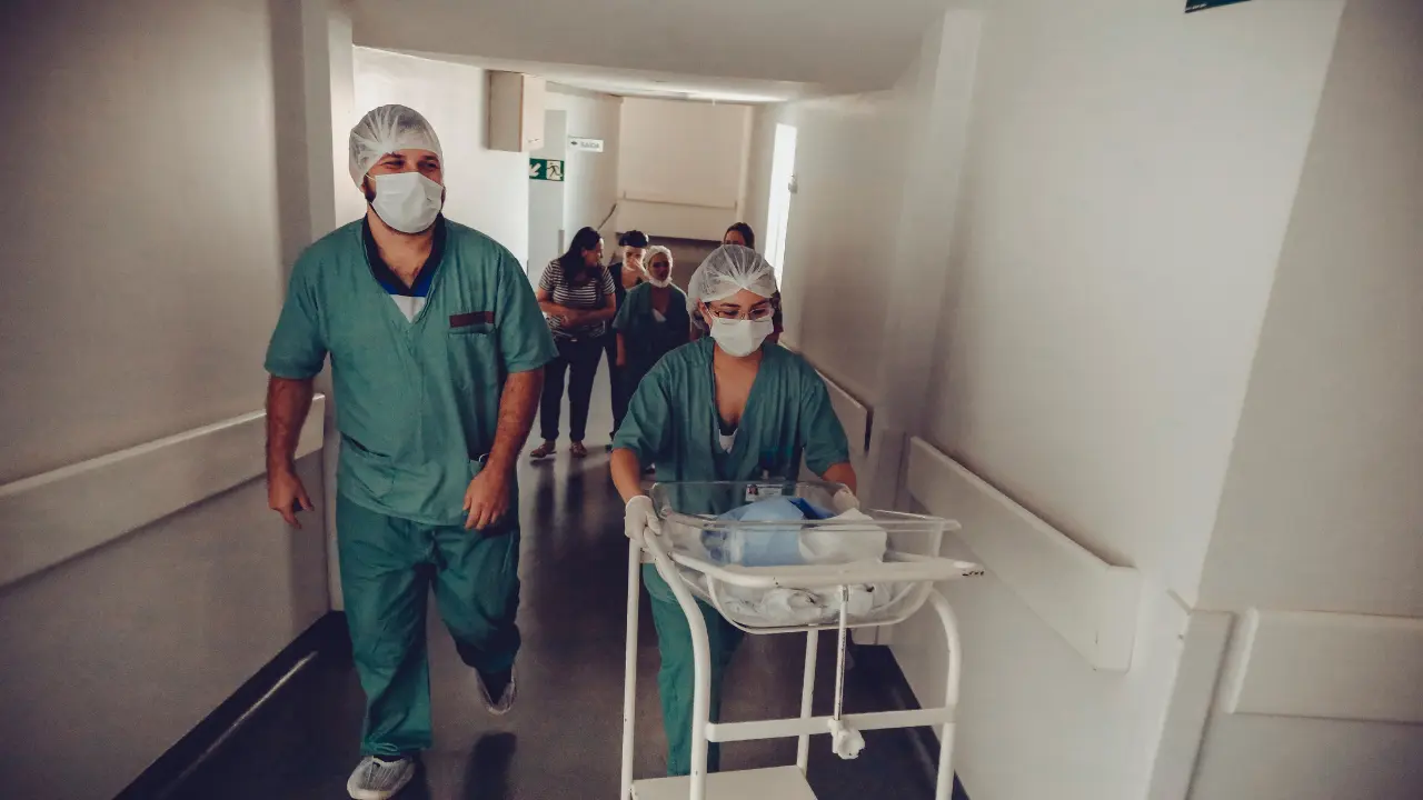 La Fiscalía investiga un caso de presunta omisión médica que habría provocado afectaciones permanentes en la salud de una niña atendida en una institución pública de BCS. Foto: Canva