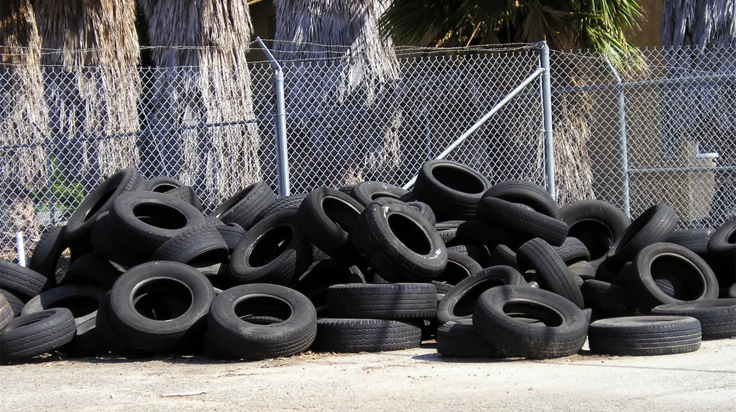 Millones de llantas se han acumulado en el relleno sanitario de Durango. | Foto: Canva.