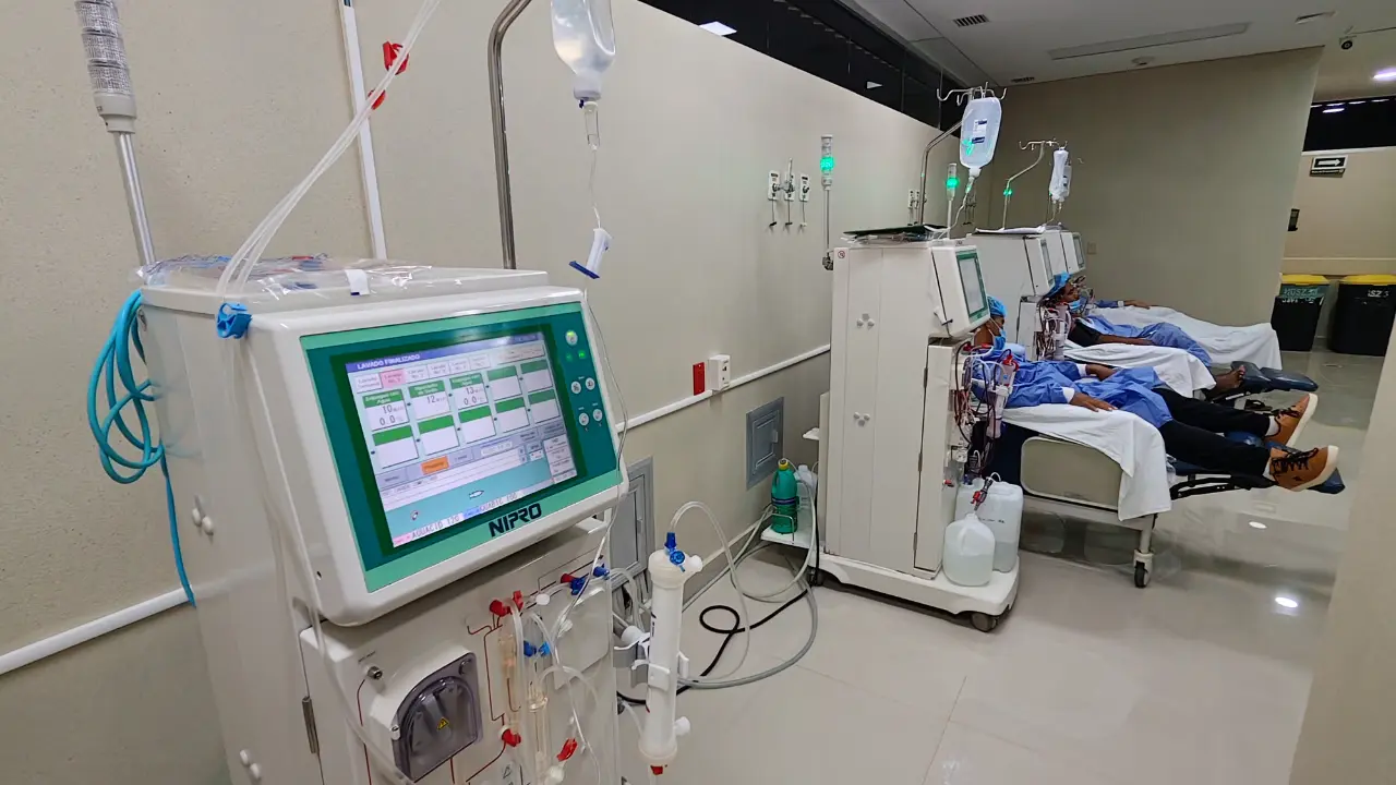 Las unidades de hemodiálisis del IMSS en BCS cuentan con equipamiento especializado que permite ofrecer soporte de vida a cientos de derechohabientes en el estado. Foto: IMSS Baja California Sur