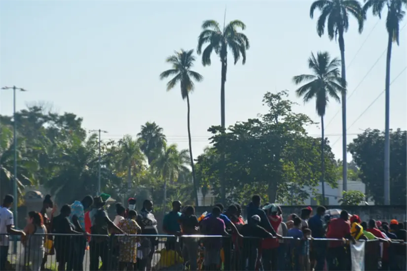 Grupo de personas migrantes espera para ingresar al módulo de pre-registro en el Estadio Universitario, en Tapachula, Chiapas, en noviembre de 2021. Foto: Foto: CINU México