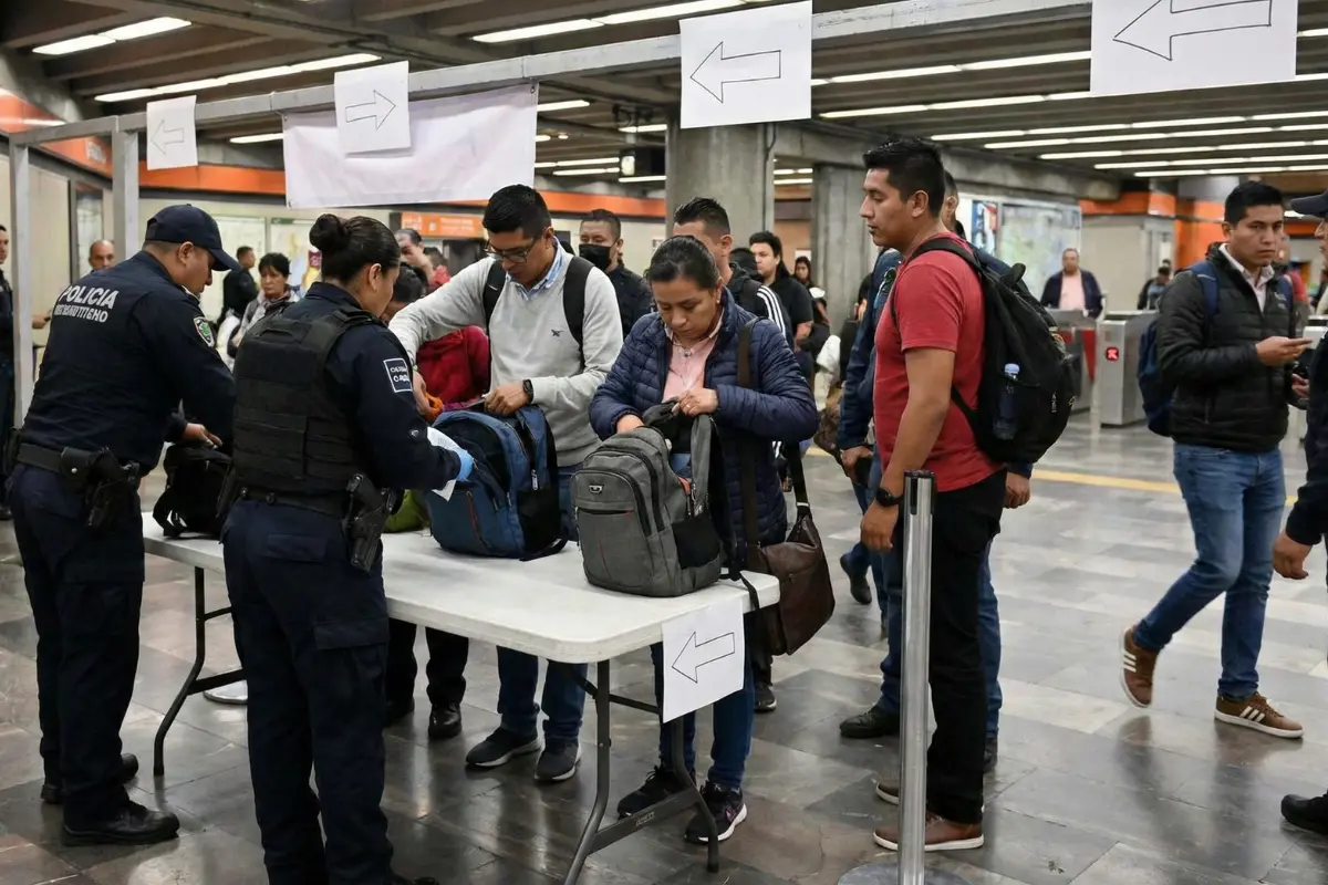 Adiós a los cohetes en el Metro CDMX; arranca el operativo de seguridad hasta 2026 y estas son las medidas. Foto: IA