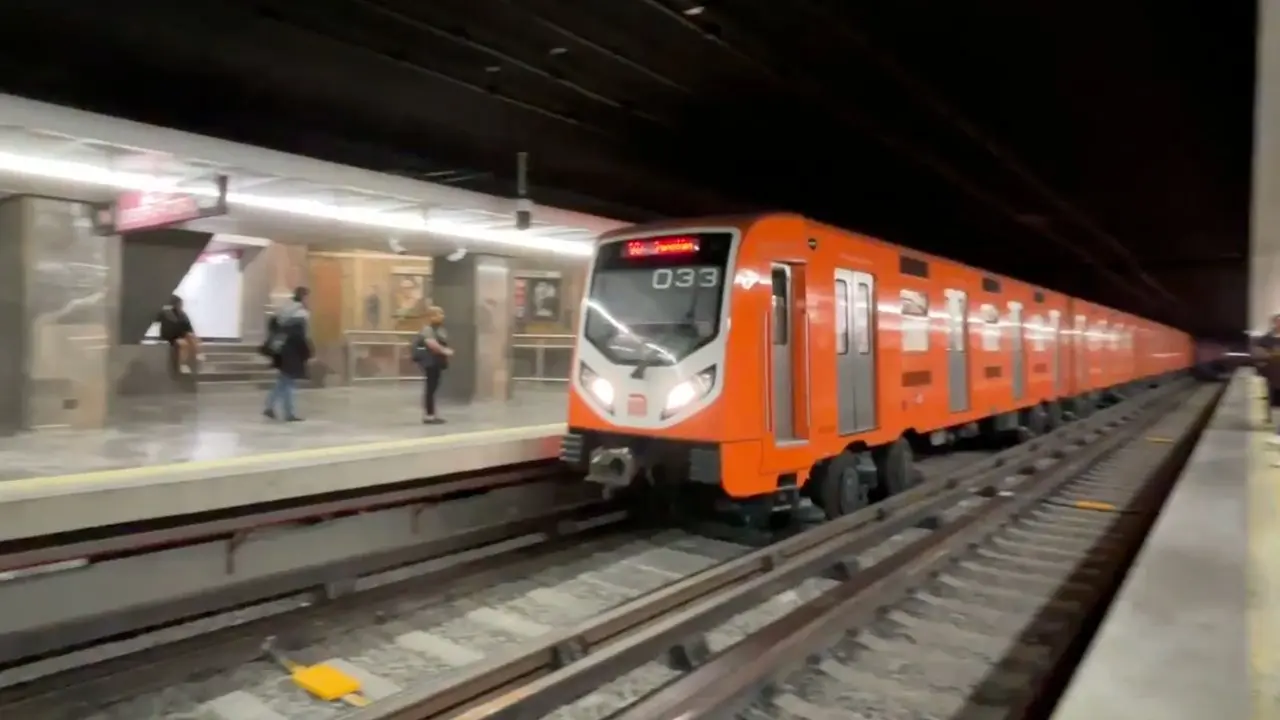 Tren del STC Metro CDMX llegando a estación de la Línea 1. Foto: X (@MetroCDMX)