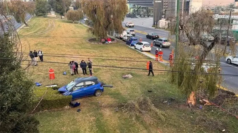 imagen recuadro El exceso de velocidad y las condiciones de la vía son factores que analizan las autoridades tras el fatal percance. Foto: Facebook @Alonso Herrera Trejo