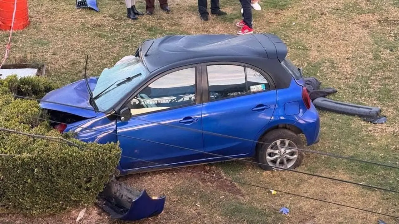 Un automóvil Nissan March azul quedó destrozado tras impactarse frontalmente contra un árbol. Foto: Facebook @Alonso Herrera Trejo