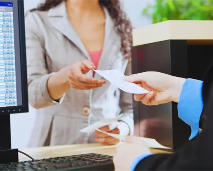 Dan 7 a&ntilde;os de prisi&oacute;n a cajera de banco por vaciar cuentas de clientes