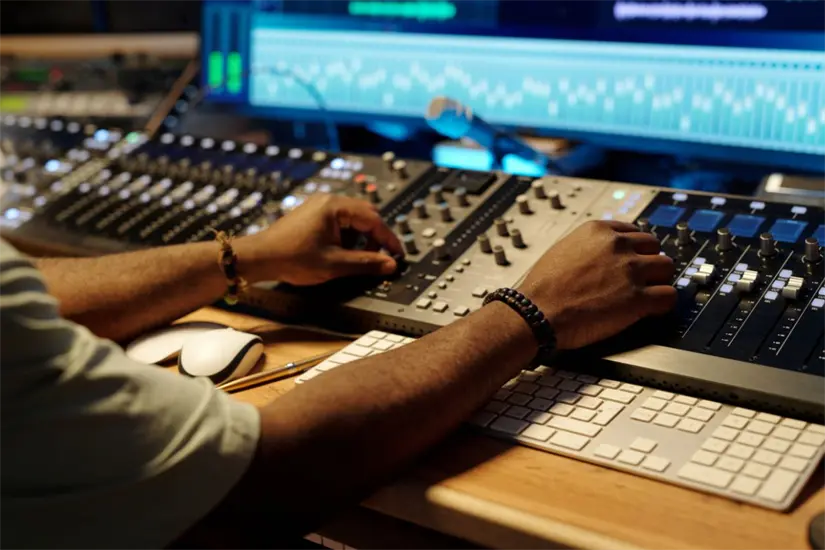 imagen recuadro En espacio artistas emergentes podrán reservar horarios para grabar música sin costo. Foto: Biblioteca Canva