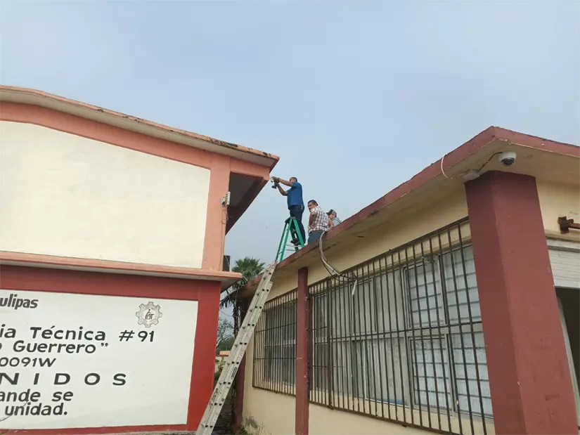 imagen recuadro El sistema de videovigilancia nuevo abarca áreas de pasillos y zonas exteriores del plantel | Foto: Rafael Sarabia