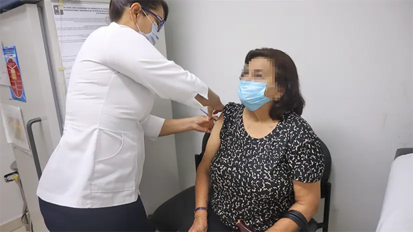 imagen recuadro La Secretaría de Salud en BCS recordó que la vacunación contra la influenza es gratuita y está dirigida principalmente a grupos de riesgo para prevenir complicaciones. Foto: Gobierno del Estado de Baja California Sur