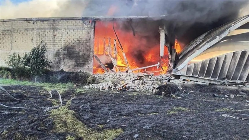 imagen recuadro Los restos del jet Cessna Citation III quedaron esparcidos en un campo de futbol de San Pedro Totoltepec, Toluca. Foto: Especial