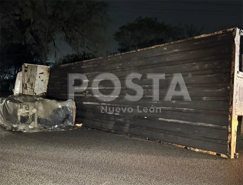 Los tráileres derivado de este accidente vial quedaron varados y formaron largas filas. Foto: POSTA.