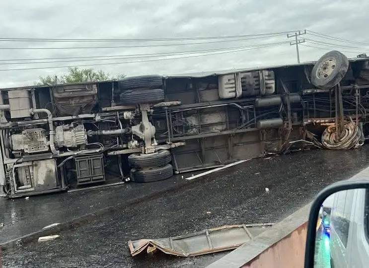 Era conducido por Eloy Vélez, de 64 años de edad, quien milagrosamente solo presentó algunos golpes tras la volcadura. Foto: Protección Civil de Nuevo León.