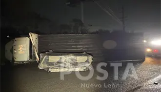 Caos vial en Apodaca tras volcadura de camión cargado con maquinaria