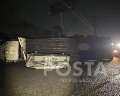 Caos vial en Apodaca tras volcadura de camión cargado con maquinaria