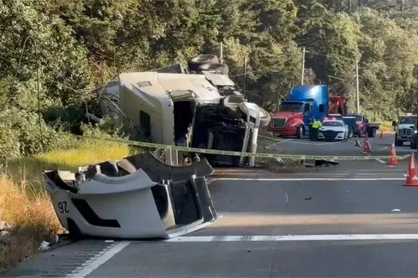 Vuelca tráiler en la México-Toluca y deja un muerto y dos heridos a la altura de La Escondida Vuelca tráiler en la México-Toluca y deja un muerto y dos heridos a la altura de La Escondida