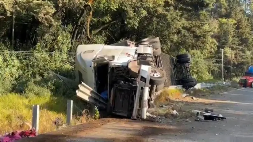imagen recuadro Fatal accidente en el kilómetro 38 de la carretera México-Toluca. Foto: Captura de pantalla (X | @AztecaNoticias)