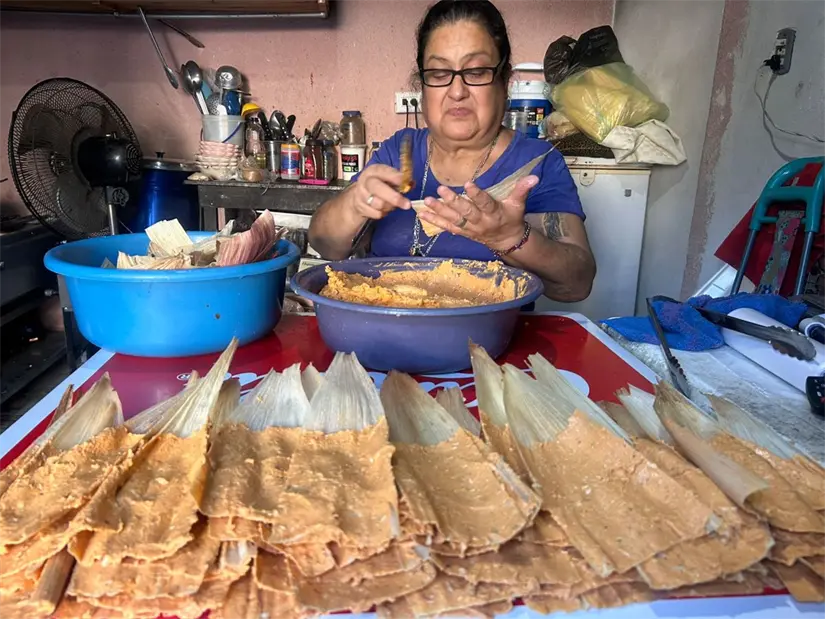 Lupita, con su receta familiar, transforma la masa y el guisado en tamales que son un clásico navideño en Monterrey. Foto: Rosy Sandoval