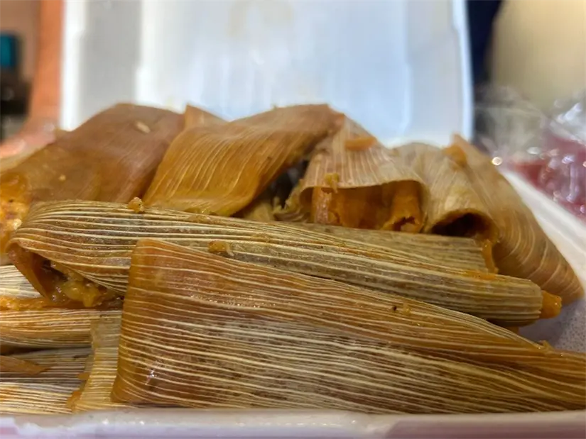 Lupita comparte su legado culinario en Monterrey al preparar tamales tradicionales que encantan a todos durante las fiestas. Foto: Rosy Sandoval