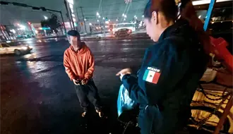 ¡Acto de humanidad! Policía de Guadalupe apoya a sujeto durante noche fría