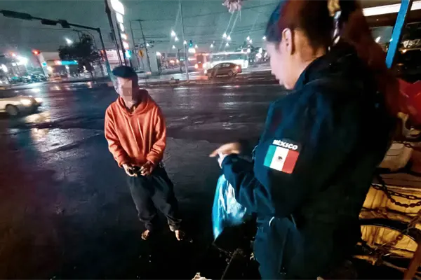 ¡Acto de humanidad! Policía de Guadalupe apoya a sujeto durante noche fría ¡Acto de humanidad! Policía de Guadalupe apoya a sujeto durante noche fría