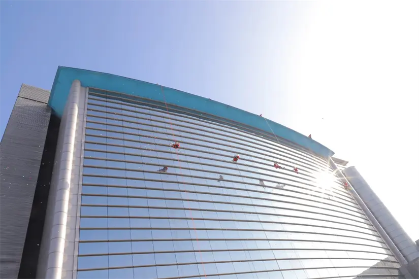 imagen recuadro Descenso de Santas y superhéroes por los vitrales del Hospital Regional Materno Infantil Foto: Secretaría de Salud de Nuevo León