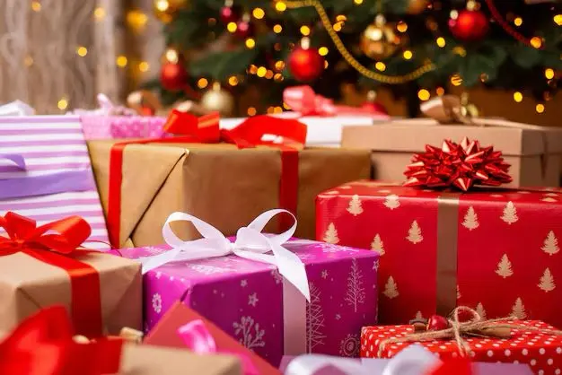 imagen recuadro Impresionar en el intercambio navideño es posible con regalos únicos y asequibles que demuestran tu consideración y creatividad. Foto: Freepik