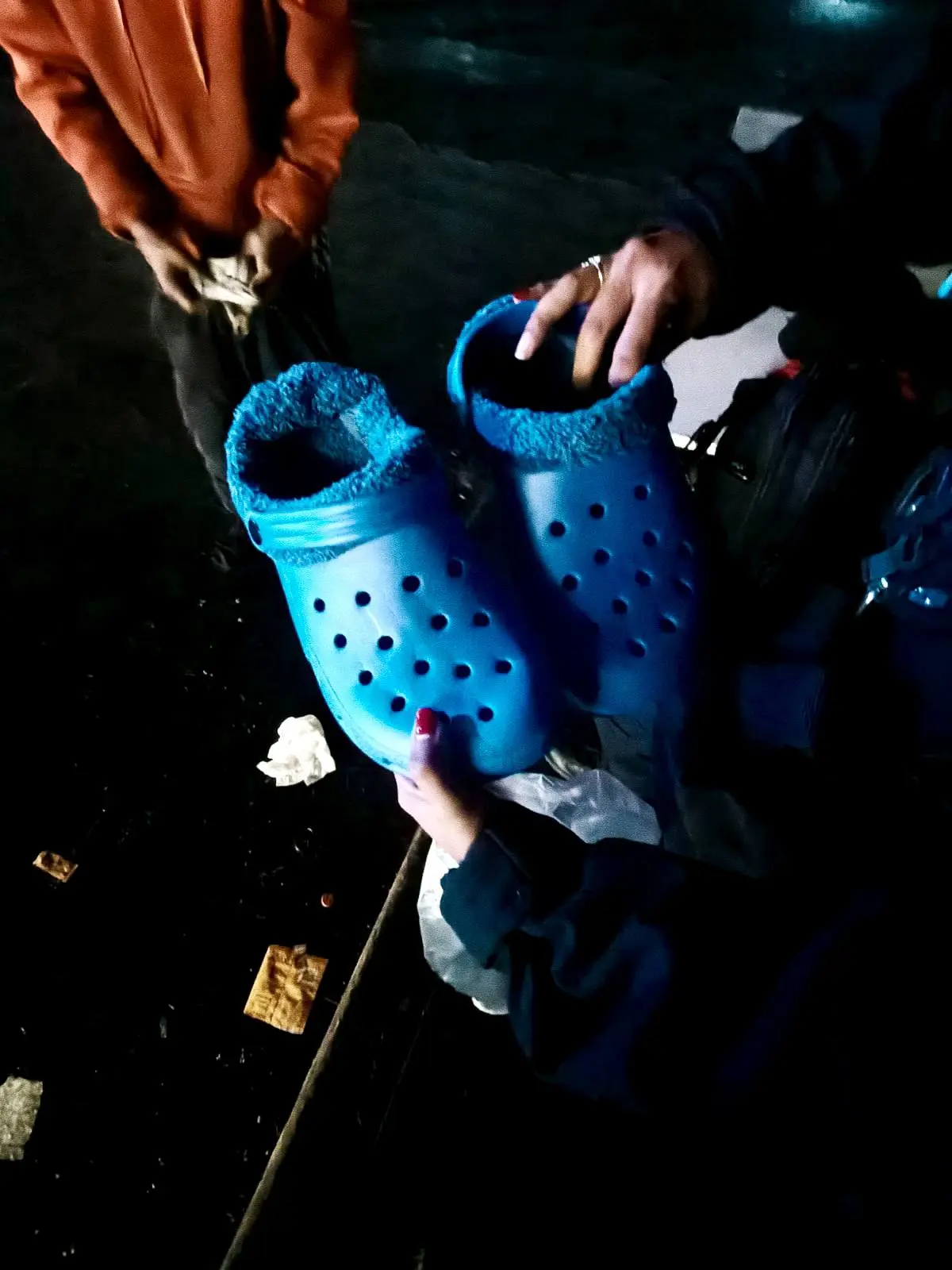 imagen recuadro Policía apoya a hombre en Guadalupe. Foto: Policía de Guadalupe.