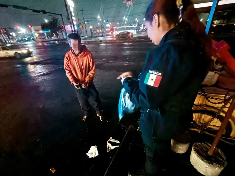 imagen recuadro Policía apoya a hombre en Guadalupe. Foto: Policía de Guadalupe.