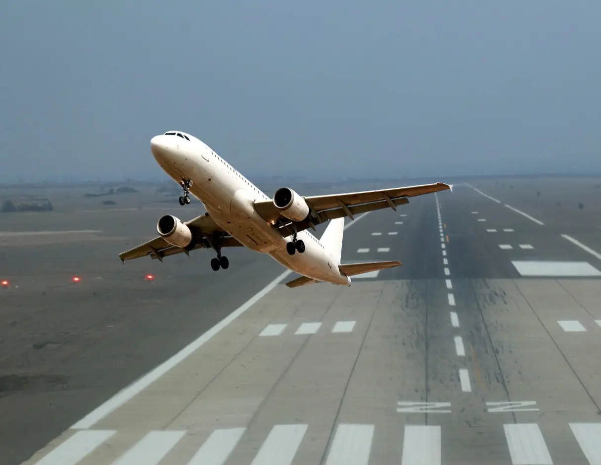 Autoridades advierten que aún persisten vuelos con demoras y cancelaciones aisladas, por lo que piden a pasajeros mantenerse informados. Foto: Canva.