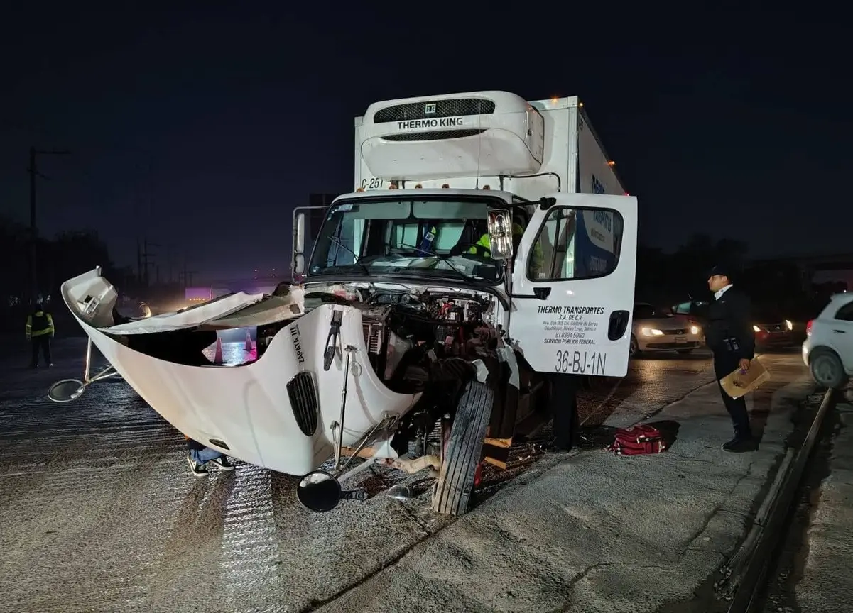 El accidente ocurrió cuando el conductor del camión no respetó el señalamiento de alto ubicado en el cruce ferroviario de la carretera Monterrey–Monclova. Foto: Facebook Diario Nuevo León.