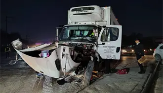 Tráiler intenta ganarle el paso al tren y provoca fuerte choque en Escobedo