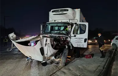 Tráiler intenta ganarle el paso al tren y provoca fuerte choque en Escobedo