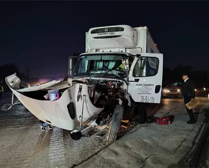 Tr&aacute;iler intenta ganarle el paso al tren y provoca fuerte choque en Escobedo