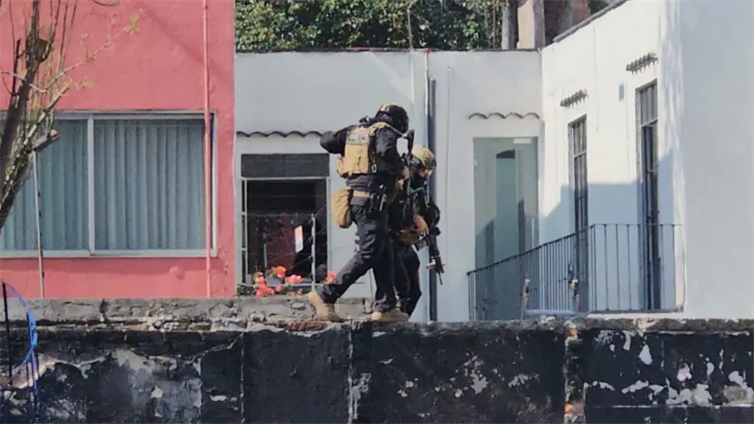 Elementos de la SSC entrando a vivienda en operativo en la colonia Cuauhtémoc. Foto: SSC de CDMX 
