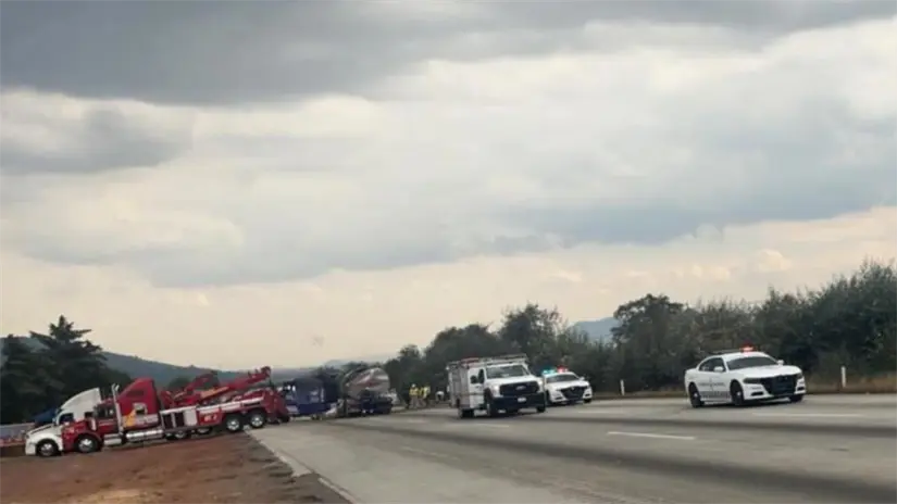La autopista México-Querétaro registró severas afectaciones a la altura del kilómetro 97. Foto: X @GN_Carreteras