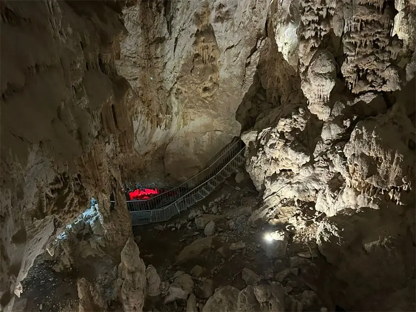 imagen recuadro La Capilla en las Grutas de García destaca por su impresionante fusión de historia, fe y naturaleza, atrayendo a numerosos visitantes. Foto: Diego Ovalle