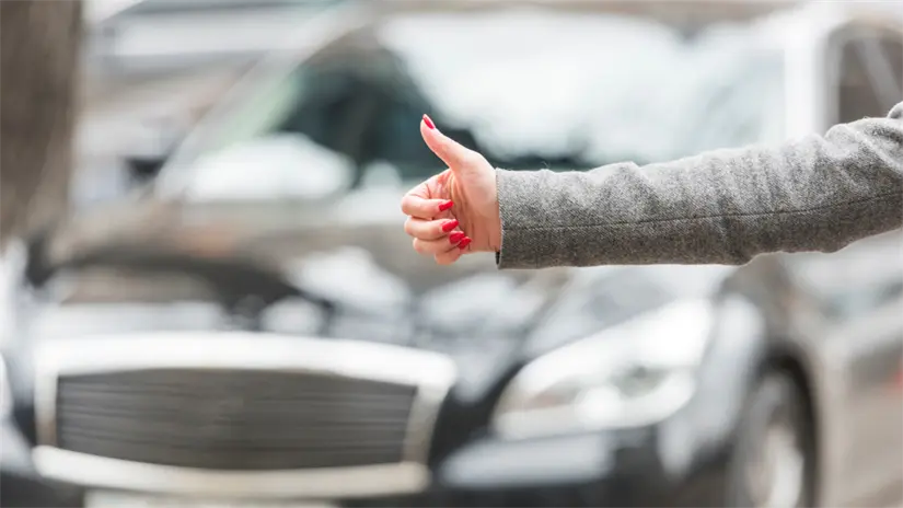 Mano de mujer automovilista, de fondo un automóvil por reducción de multas en CDMX | Freepik