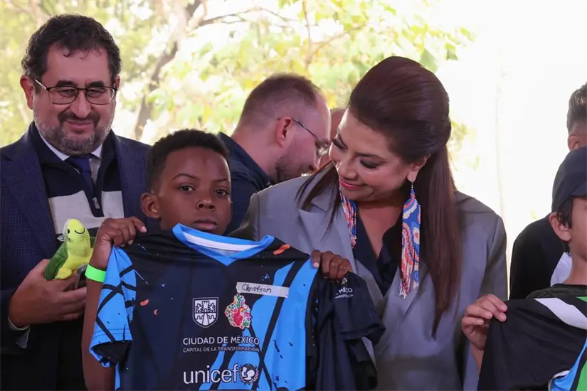 Clara Brugada Molina durante un encuentro con jóvenes y deportistas. Foto: Gobierno CDMX