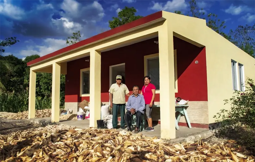 Familias beneficiadas muestran sus nuevas viviendas tras avanzar en el proceso del programa Vivienda para el Bienestar en Baja California Sur. Foto: CONAVI