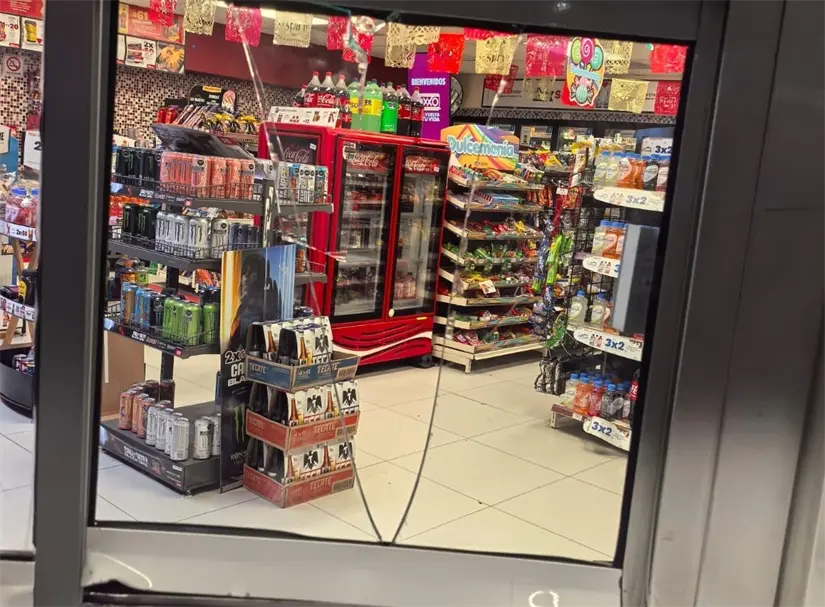 imagen recuadro Los daños en la tienda Oxxo fueron provocados por el hombre que posteriormente sería detenido. Foto: Policía de Monterrey.