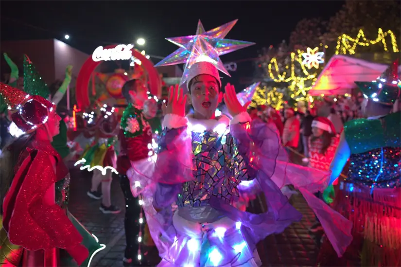 imagen recuadro El desfile navideño Coca-Cola de Arca Continental sorprenderá a chicos y grandes en el municipio de Juárez, Nuevo León. Foto: Facebook Arca Continental