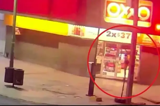 imagen recuadro Momento en que el C4 captó los daños del hombre en el Oxxo. Foto: Policía de Monterrey.