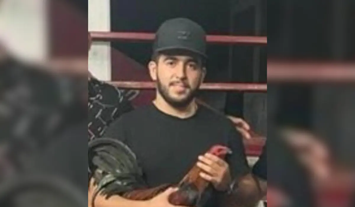 Cristian Fernando Gutiérrez Ochoa sosteniendo un gallo. Foto: X (@MarthaIBerraA)