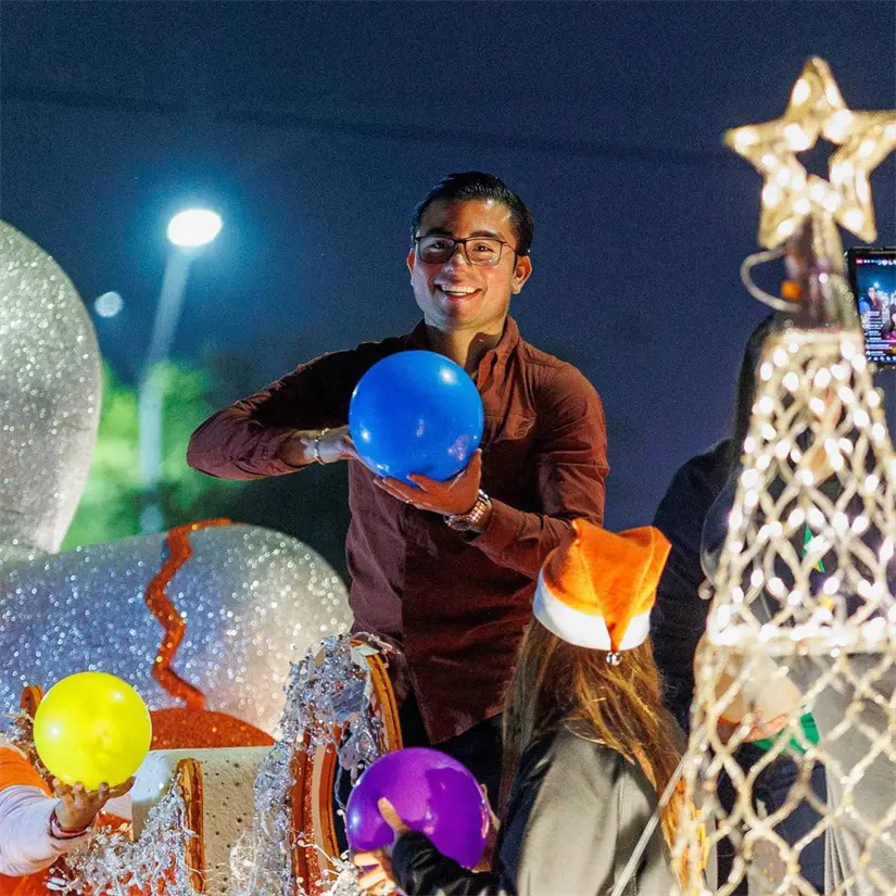 imagen recuadro El alcalde de Juárez, Félix Arratia, durante su participación en el MacroDesfile Navideño. Foto: Facebook Felix Arratia
