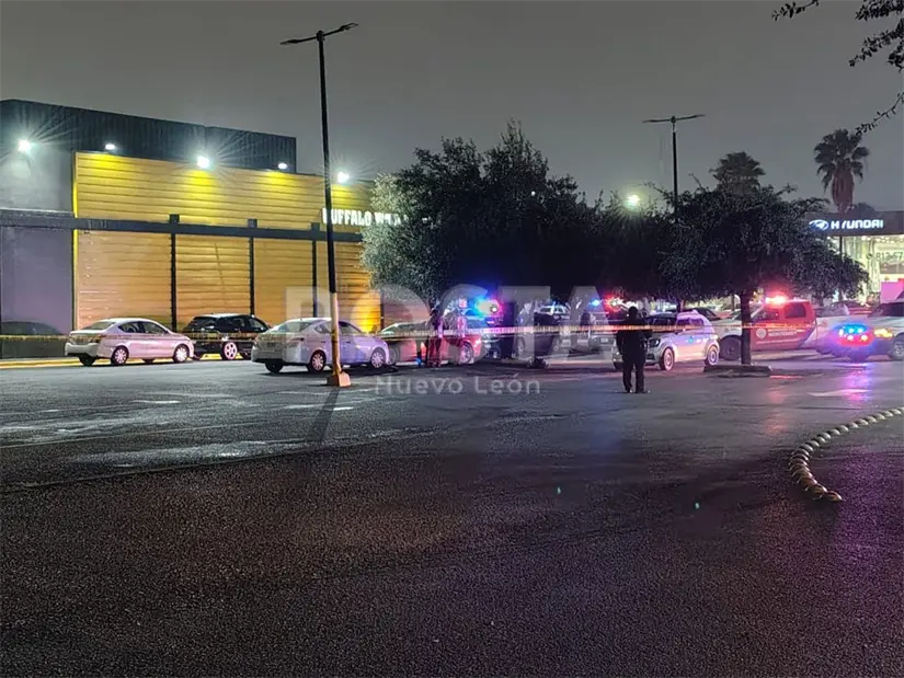 Elementos de Fuerza Civil y de la Policía de Monterrey acordonaron el área para permitir el trabajo de los cuerpos de investigación. Foto: POSTA.